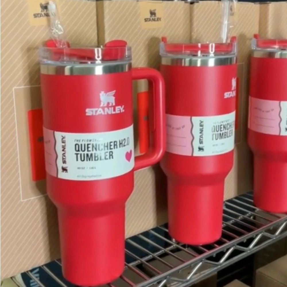 Stanley Quencher H2.0 40oz Tumbler – Red | New in Box | Viral Cup - Picture 2 of 3